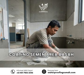 Seorang pekerja konstruksi mengenakan rompi keselamatan dan helm sedang mengaplikasikan lapisan Polyurethane (PU) Coating berwarna abu-abu pada permukaan dak beton menggunakan roller.
