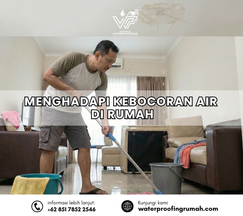"Seorang pria sedang mengepel lantai ruang tamu yang basah akibat air menetes deras dari plafon yang rusak dan bernoda. Sebuah ember digunakan untuk menampung air."