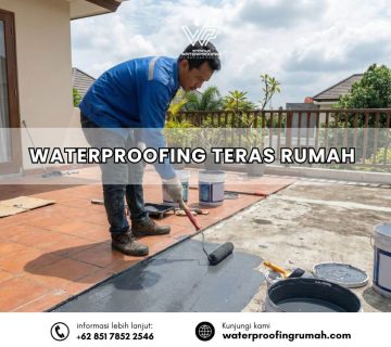 "Seorang pekerja berseragam biru sedang mengaplikasikan lapisan waterproofing coating berwarna abu-abu menggunakan roller pada lantai keramik di area teras depan rumah."