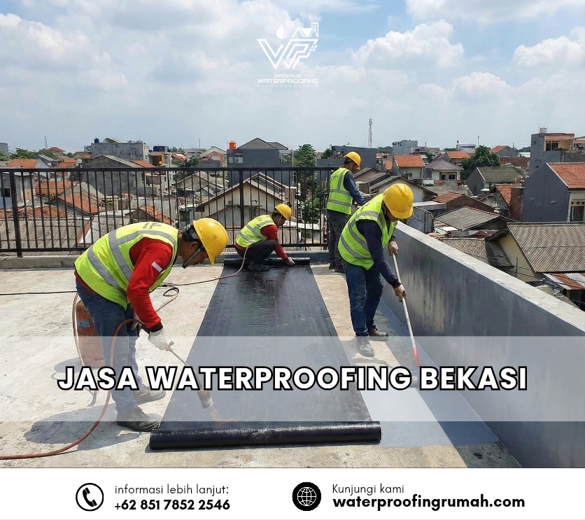 Empat pekerja konstruksi profesional mengenakan helm dan rompi pengaman sedang melakukan pengerjaan jasa waterproofing di atas atap dak beton di area pemukiman padat di Bekasi. Satu pekerja menggunakan alat pemanas (torch) untuk memasang gulungan membran hitam, sementara pekerja lain mengaplikasikan coating abu-abu pada dinding. Terdapat teks overlay besar berwarna putih di bagian bawah yang bertuliskan "JASA WATERPROOFING BEKASI".