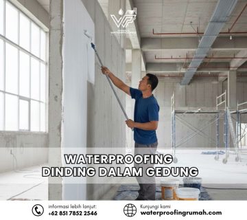 Seorang pekerja profesional sedang mengaplikasikan cat pelapis waterproofing warna putih pada dinding beton interior gedung menggunakan roller cat panjang.