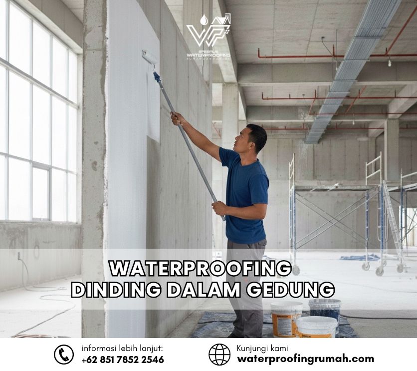 Seorang pekerja profesional sedang mengaplikasikan cat pelapis waterproofing warna putih pada dinding beton interior gedung menggunakan roller cat panjang.