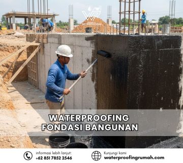 ekerja konstruksi menggunakan helm proyek sedang mengoleskan material waterproofing berwarna hitam (bitumen) pada dinding fondasi beton bangunan di lokasi proyek.