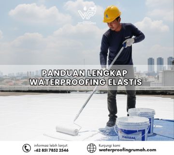 Seorang pekerja dengan helm keselamatan kuning sedang mengaplikasikan membran waterproofing elastis berwarna putih pada permukaan dak atap gedung.
