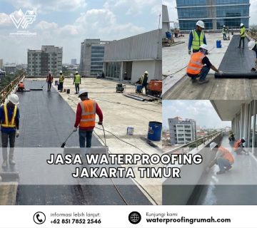 Kolase foto aktivitas proyek Jasa Waterproofing Jakarta Timur. Gambar menunjukkan tim pekerja profesional sedang mengaplikasikan membran bakar pada atap dak beton gedung bertingkat dan pelapis coating pada area balkon di lokasi Jakarta Timur.