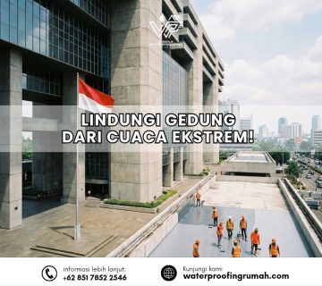 Pemandangan udara sebuah gedung besar dengan arsitektur beton dan bendera Indonesia berkibar di tiang. Sekelompok pekerja konstruksi berseragam sedang mengaplikasikan lapisan waterproofing cair berwarna abu-abu pada area dak terbuka di bagian bawah gedung. Teks besar di tengah gambar berbunyi "LINDUNGI GEDUNG DARI CUACA EKSTREM!", dan di bagian bawah terdapat informasi kontak serta alamat website waterproofingrumah.com.
