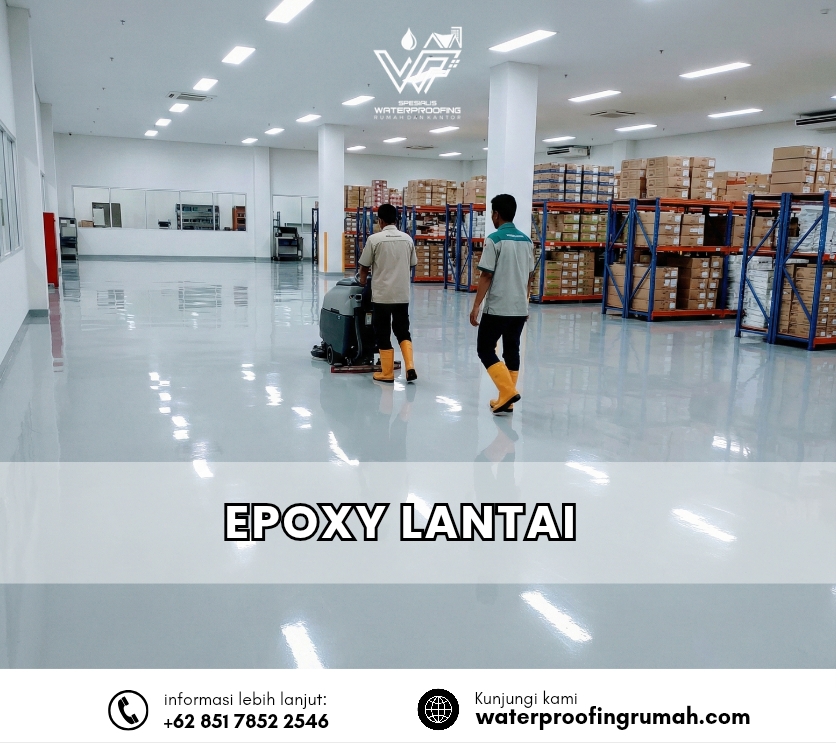 Dua pekerja berseragam di dalam gudang yang luas dan bersih. Satu pekerja mengoperasikan mesin pembersih lantai otomatis (scrubber-dryer) di atas lantai epoxy berwarna abu-abu muda yang sangat mengkilap. Pekerja lain berjalan di sampingnya. Latar belakang menampilkan rak-rak tinggi yang dipenuhi kardus cokelat. Teks besar berwarna putih di bagian bawah gambar berbunyi "EPOXY LANTAI".