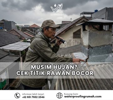 Tiga teknisi profesional sedang memasang waterproofing membran bakar pada atap beton menggunakan alat torch (pembakar) dan roller untuk meratakan sambungan.