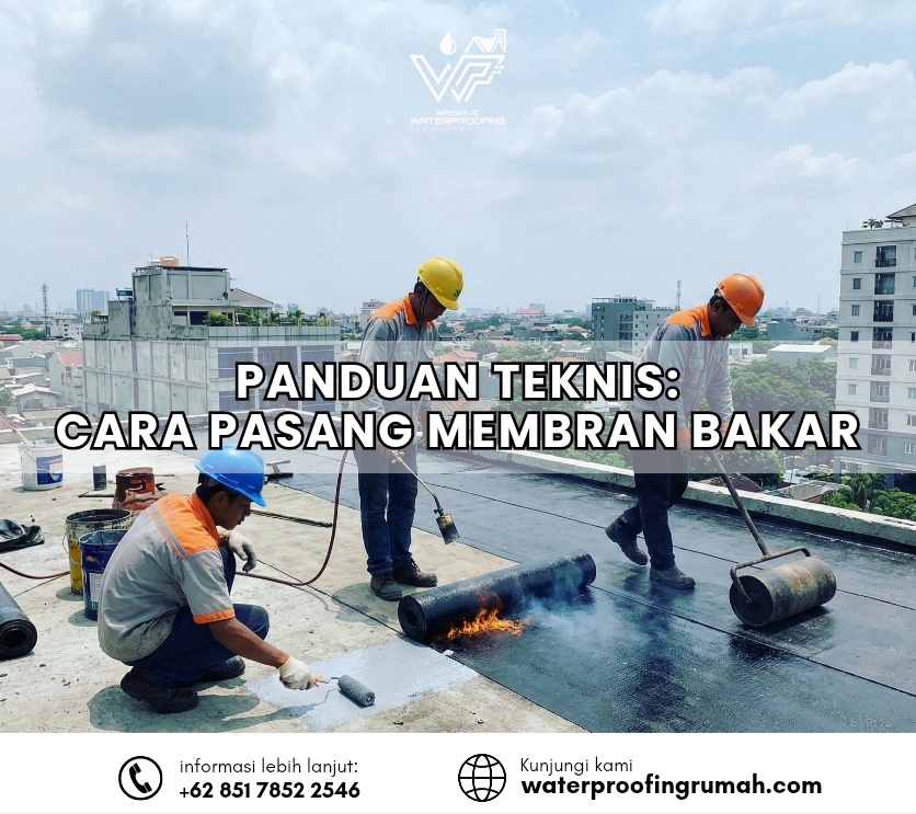 "Foto teknisi profesional sedang melakukan proses pemasangan waterproofing membran bakar pada atap dak beton menggunakan alat torch dan roller."