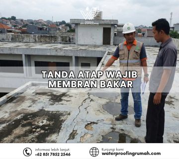 Inspeksi teknis pada atap dak beton yang mengalami retak rambut, berjamur, dan menggenang air sebagai tanda kerusakan struktur.