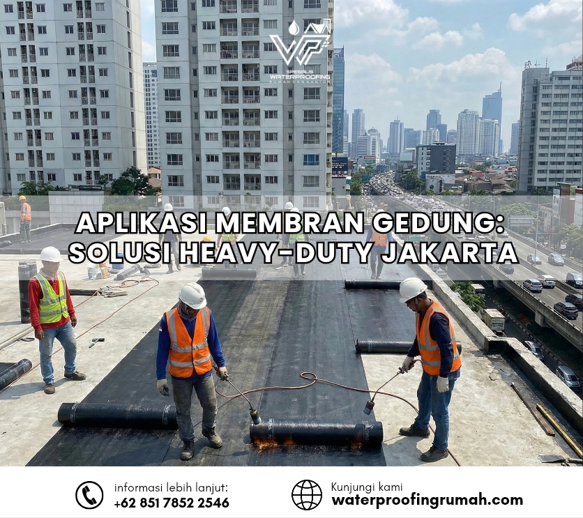 "Proses aplikasi waterproofing membran bakar heavy-duty pada atap dak beton gedung bertingkat di Jakarta dengan latar belakang pemandangan kota."