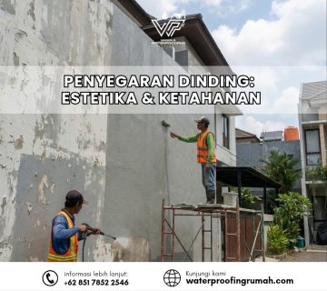 "Dua orang pekerja sedang melakukan restorasi dinding luar rumah yang rusak dan terkelupas. Satu pekerja menggunakan pressure washer untuk membersihkan dinding, sementara pekerja lainnya berdiri di atas scaffolding sedang mengaplikasikan lapisan cat dasar atau waterproofing berwarna abu-abu menggunakan roll."