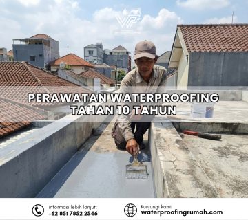 "Seorang pekerja bangunan sedang berjongkok di dak beton atap rumah, mengaplikasikan cairan waterproofing berwarna abu-abu menggunakan kuas besar pada area talang air beton di bawah sinar matahari cerah."