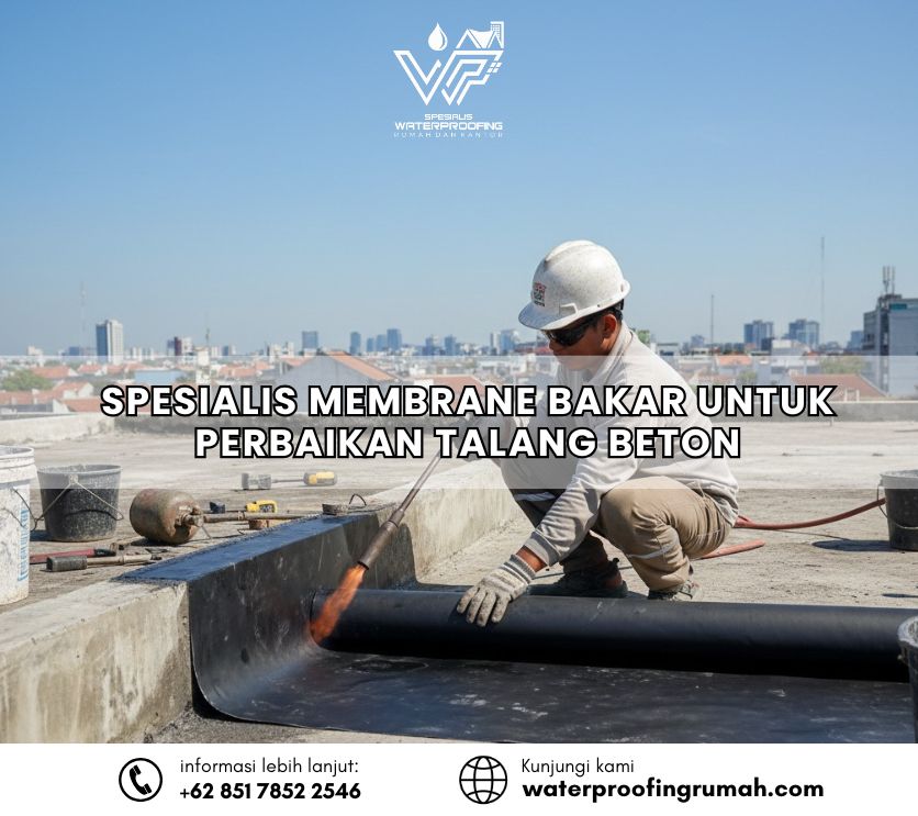 "Proses perbaikan kebocoran talang air beton menggunakan aplikasi waterproofing membran bakar (torch-on) oleh teknisi spesialis di atap dak."