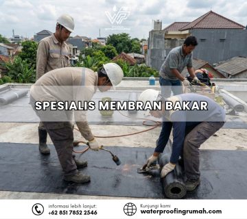 "Tiga pekerja konstruksi sedang memasang waterproofing membran bakar di atas dak beton sebuah bangunan. Satu pekerja menggunakan alat torch pembakar untuk melelehkan lapisan aspal, sementara pekerja lainnya meratakan gulungan membran hitam yang tebal agar menempel sempurna pada permukaan dak."