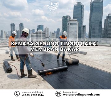 "Pekerja konstruksi sedang mengaplikasikan sistem waterproofing membran bakar di area dak atap gedung bertingkat dengan latar belakang pemandangan gedung pencakar langit di Jakarta. Proses melibatkan pembakaran gulungan aspal untuk menciptakan lapisan kedap air yang masif dan tahan lama."