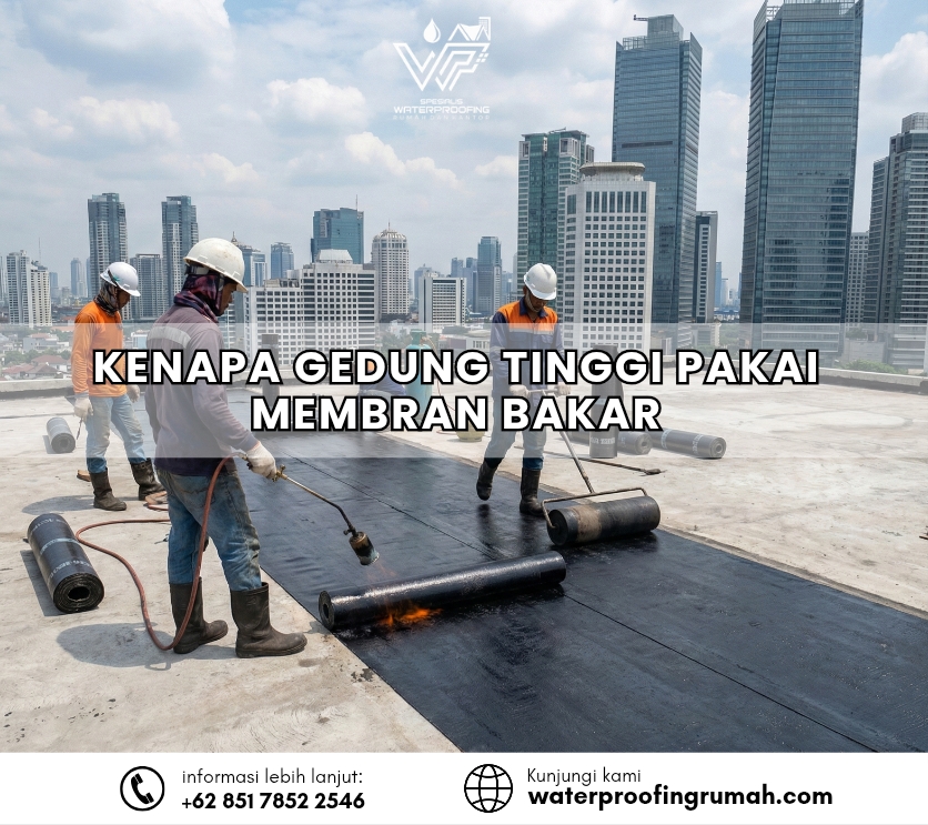 "Pekerja konstruksi sedang mengaplikasikan sistem waterproofing membran bakar di area dak atap gedung bertingkat dengan latar belakang pemandangan gedung pencakar langit di Jakarta. Proses melibatkan pembakaran gulungan aspal untuk menciptakan lapisan kedap air yang masif dan tahan lama."
