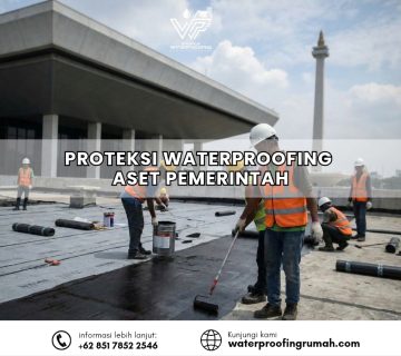 "Sekelompok pekerja konstruksi mengenakan rompi keselamatan oranye dan helm putih sedang mengaplikasikan lapisan waterproofing aspal pada dak atap gedung besar. Di latar belakang, terlihat Monumen Nasional (Monas) Jakarta di bawah langit cerah, menunjukkan proyek pengerjaan skala besar untuk aset publik."