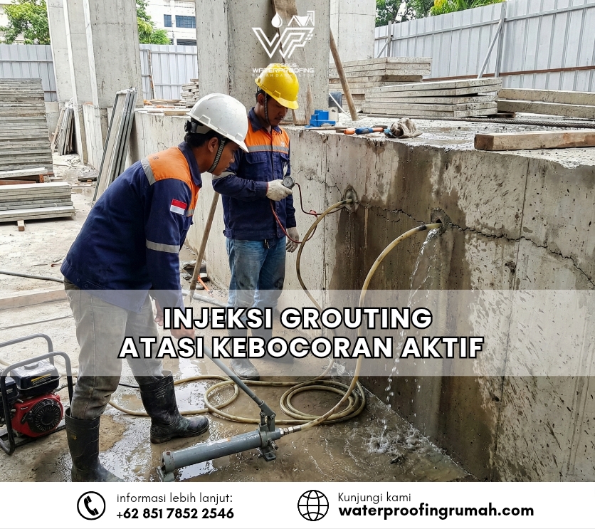 "Dua orang teknisi konstruksi menggunakan rompi keselamatan dan helm sedang melakukan pengerjaan injeksi grouting pada dinding beton yang retak. Satu pekerja memantau tekanan pada mesin pompa manual, sementara air terlihat mengalir keluar dari lubang injeksi pada struktur beton untuk mengatasi kebocoran aktif."