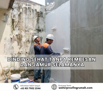 "Dua pekerja konstruksi mengenakan helm putih dan rompi biru sedang mengaplikasikan cat pelapis waterproofing berwarna putih pada dinding luar rumah yang sebelumnya kusam dan berlumut. Proses pengecatan menggunakan roll cat dilakukan secara merata untuk menciptakan lapisan pelindung yang bersih dan kedap air."