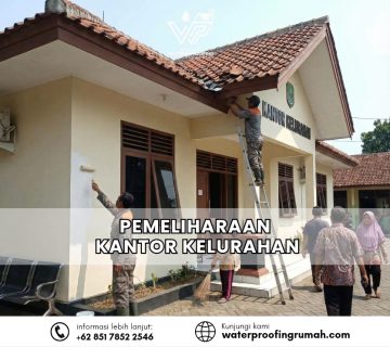 "Dua orang pekerja konstruksi sedang melakukan pemeliharaan eksterior pada gedung Kantor Kelurahan yang memiliki atap genteng tanah liat. Seorang pekerja berdiri di atas tangga perak sedang memperbaiki bagian lisplang atap, sementara pekerja lainnya mengaplikasikan cat pelapis putih pada dinding depan bangunan."