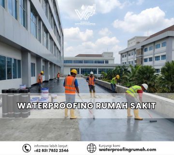 "Lima orang pekerja konstruksi mengenakan helm keselamatan dan rompi reflektif sedang mengaplikasikan lapisan waterproofing cair berwarna abu-abu menggunakan roll pada dak atap sebuah gedung rumah sakit modern yang luas. Di samping mereka terlihat deretan gulungan membran bakar dan ember material pelapis di bawah langit cerah."