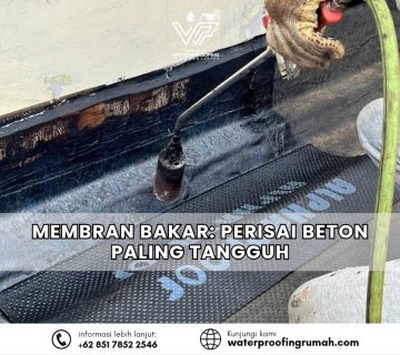 "Foto close-up teknis pengerjaan waterproofing membran bakar pada sudut pertemuan dinding dan lantai dak beton. Terlihat alat torch pembakar sedang melelehkan lapisan aspal hitam agar merekat sempurna pada permukaan, menciptakan segel kedap air yang tebal dan tangguh."