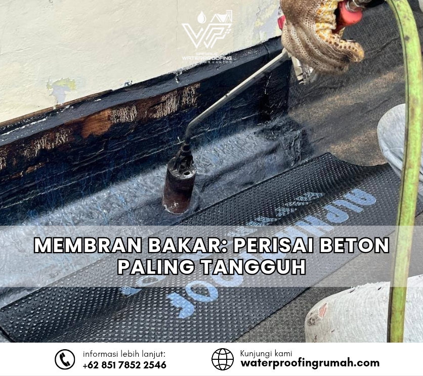 "Foto close-up teknis pengerjaan waterproofing membran bakar pada sudut pertemuan dinding dan lantai dak beton. Terlihat alat torch pembakar sedang melelehkan lapisan aspal hitam agar merekat sempurna pada permukaan, menciptakan segel kedap air yang tebal dan tangguh."