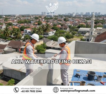 "Dua teknisi spesialis waterproofing mengenakan helm putih dan rompi proyek sedang mengaplikasikan pelapis semen kedap air pada dinding dak beton di atap rumah. Pengerjaan dilakukan di atas ketinggian dengan pemandangan pemukiman padat penduduk dan sebuah masjid di Bekasi sebagai latar belakang."