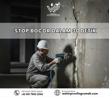 "Seorang pekerja konstruksi mengenakan helm putih dan rompi biru sedang mengaplikasikan cairan pelapis waterproofing abu-abu menggunakan kuas besar pada bagian sudut talang air beton (dak talang) di atap rumah. Pengerjaan dilakukan secara detail pada area sempit untuk memastikan perlindungan menyeluruh dari kebocoran."