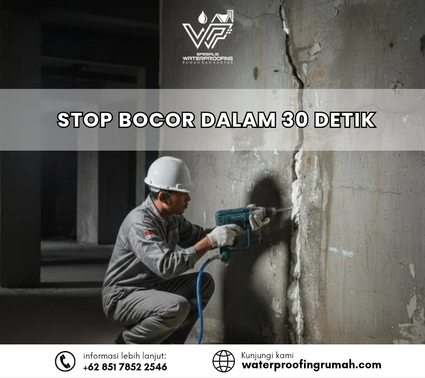 "Seorang pekerja konstruksi mengenakan helm putih dan rompi biru sedang mengaplikasikan cairan pelapis waterproofing abu-abu menggunakan kuas besar pada bagian sudut talang air beton (dak talang) di atap rumah. Pengerjaan dilakukan secara detail pada area sempit untuk memastikan perlindungan menyeluruh dari kebocoran."
