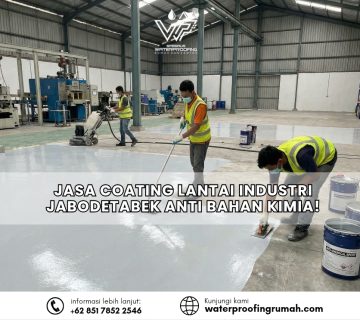 Tim profesional sedang mengerjakan jasa coating lantai epoxy industri di sebuah gudang atau pabrik untuk perlindungan anti bahan kimia.