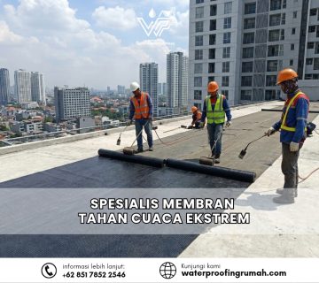 "Proses pemasangan waterproofing membran bakar tahan cuaca ekstrem pada atap dak beton gedung bertingkat oleh tim spesialis profesional."