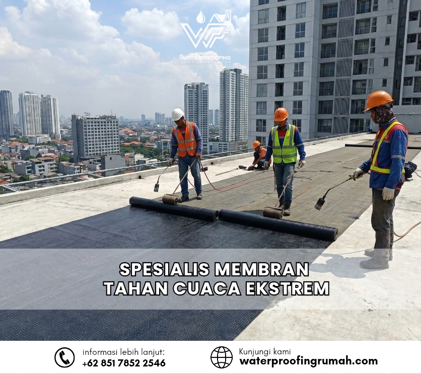 "Proses pemasangan waterproofing membran bakar tahan cuaca ekstrem pada atap dak beton gedung bertingkat oleh tim spesialis profesional."