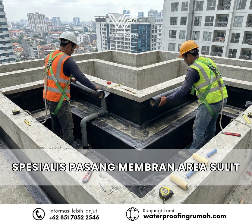 "Proses detailing pemasangan waterproofing membran pada area sudut dan pipa yang rumit di atap dak beton gedung bertingkat oleh teknisi ahli."