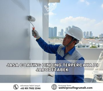 "Teknisi profesional mengaplikasikan lapisan coating waterproofing warna putih pada dinding luar bangunan menggunakan roller, menawarkan jasa terpercaya untuk area Jabodetabek."